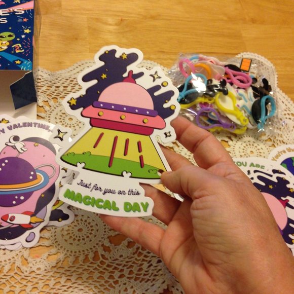 Valentine's Day Cards with gift keychains, spacemen, aliens and planets - Picture 6 of 10